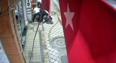 Dört kişi tarafından öldüresiye darbedildi: Olay anı kameraya yansıdı