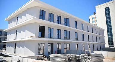 EKOL LOJİSTİK'İN YAPTIRDIĞI ÇAYIROVA SPOR LİSESİ'NDE ÇALIŞMALAR SON SÜRAT DEVAM EDİYOR