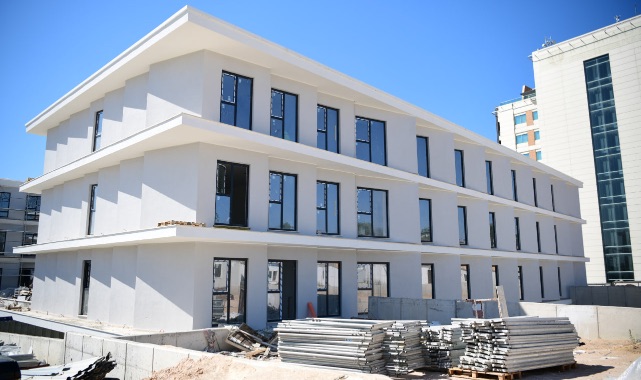 EKOL LOJİSTİK'İN YAPTIRDIĞI ÇAYIROVA SPOR LİSESİ'NDE ÇALIŞMALAR SON SÜRAT DEVAM EDİYOR