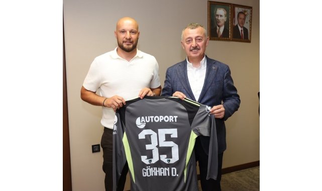 Formasını Büyükakın'a hediye etti, helallik istedi