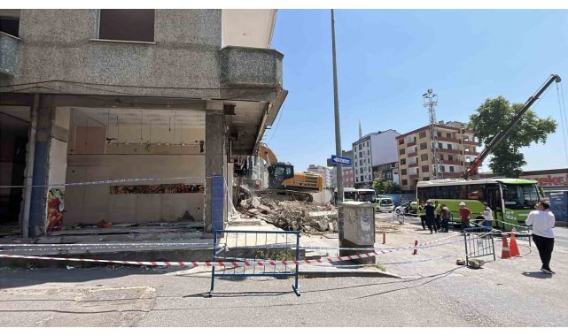 Gebze'de 4 kişinin öldüğü facianın ardından boşaltılan 22 riskli yapının yıkımına başlandı