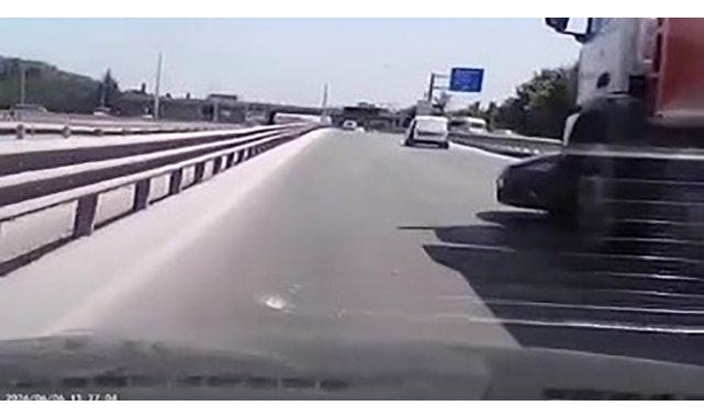 Kamyon otomobili önüne alıp metrelerce sürükledi: O anlar araç kamerasına yansıdı