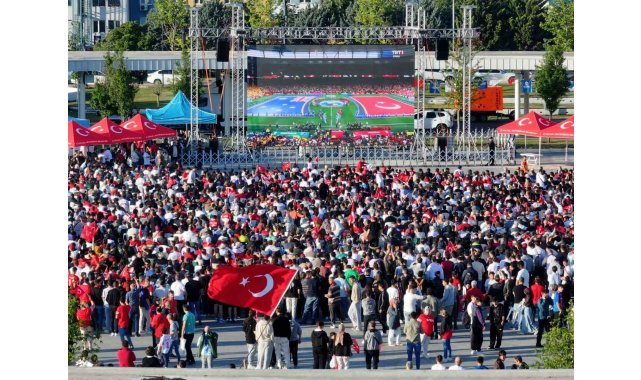 Kocaeli'de binlerce kişi milli maçı dev ekranda izledi