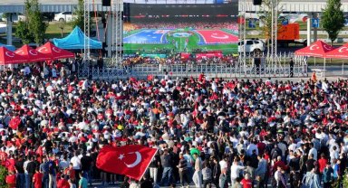 Kocaeli'de binlerce kişi milli maçı dev ekranda izledi