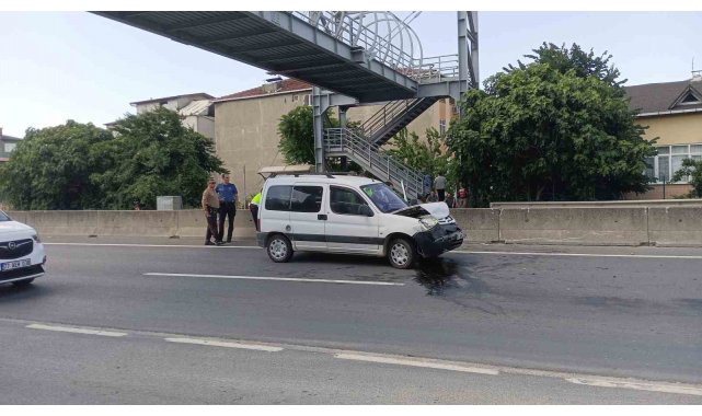 Kocaeli'de hafif ticari araç otomobile çarptı: 2 yaralı