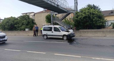 Kocaeli'de hafif ticari araç otomobile çarptı: 2 yaralı