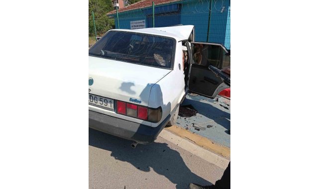 Kocaeli'de kaldırıma çarpan otomobilin sürücüsü yaralandı