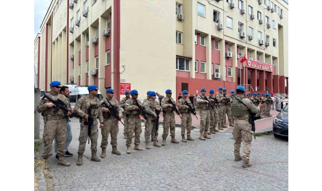 Kocaeli'de rüşvet ve tefecilik operasyonunda gözaltına alınan şüpheliler adliyede