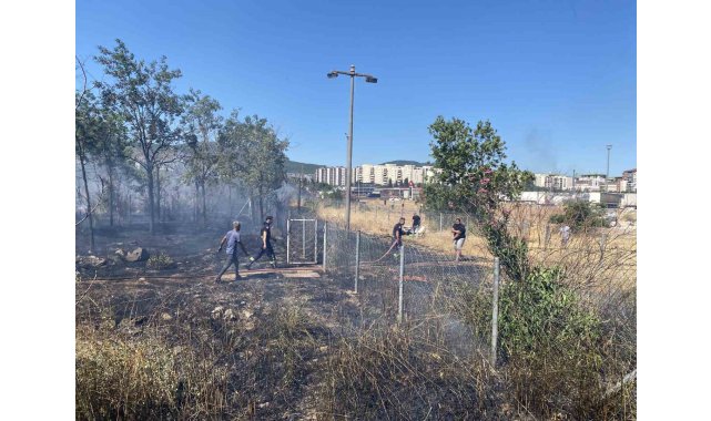 Kocaeli'de saman yüklü tırın römorkunda çıkan yangın mahalleyi sardı