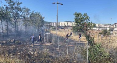 Kocaeli'de saman yüklü tırın römorkunda çıkan yangın mahalleyi sardı