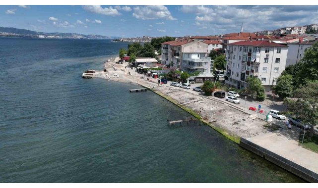 Kocaeli'nin gözde sahili Değirmendere'de dalgakıran ve yeni yol mesaisi