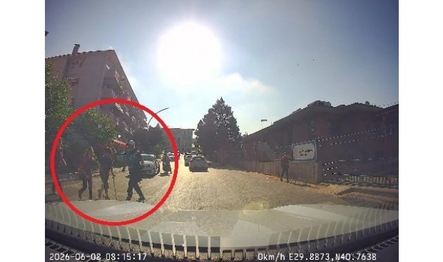 Koltuk değnekli öğrencinin yardımına zabıta personeli koştu