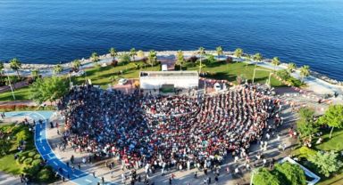 MİLLİ MAÇTA DARICA SAHİLİNE İNSAN SELİ: BİNLER AY-YILDIZLI TAKIM İÇİN TEK YÜREK OLDU