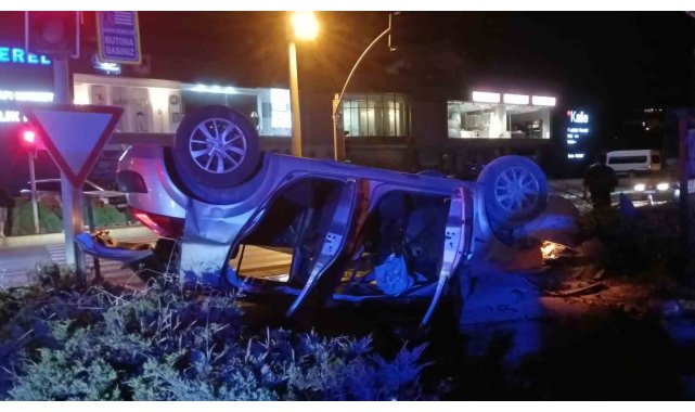 Motosiklet ile çarpışan otomobil takla atarak ters döndü: 1'i ağır 4 yaralı