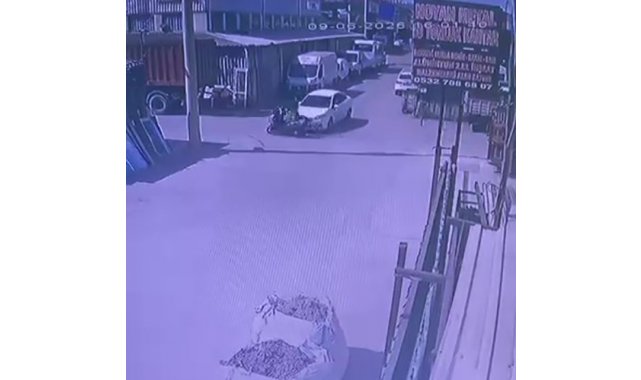 Otomobille motosikletin çarpıştığı kaza anı kameraya yansıdı: 1 yaralı