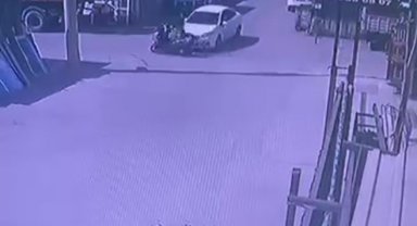 Otomobille motosikletin çarpıştığı kaza anı kameraya yansıdı: 1 yaralı
