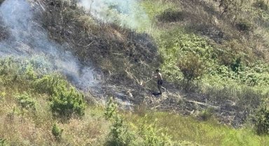 Sahildeki vatandaşlar alevleri görünce kovalarla yangın bölgesine koştu