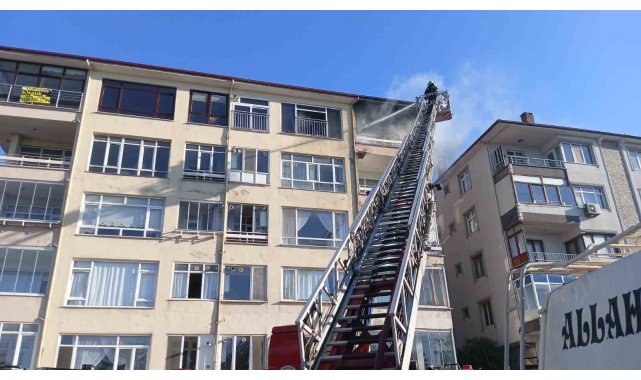 Yangında mahsur kalan kadın ve çocuk kurtarıldı