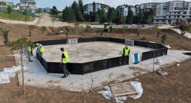Yeşilyurt Millet Bahçesi'nde çocuk oyun alanlarının kurulumu başladı