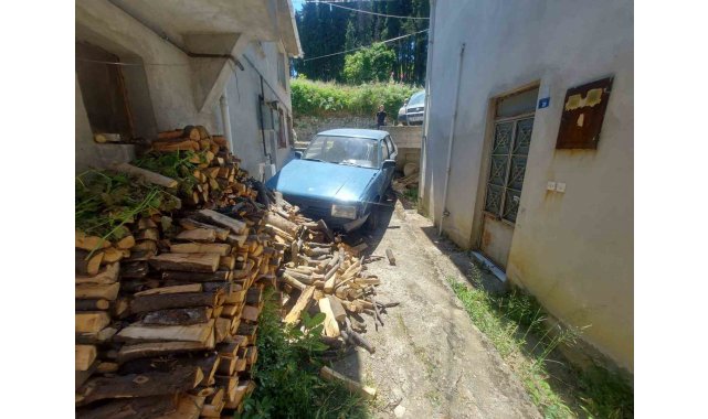 Yokuş aşağı inerken kaza yapıp iki evin arasına düştü