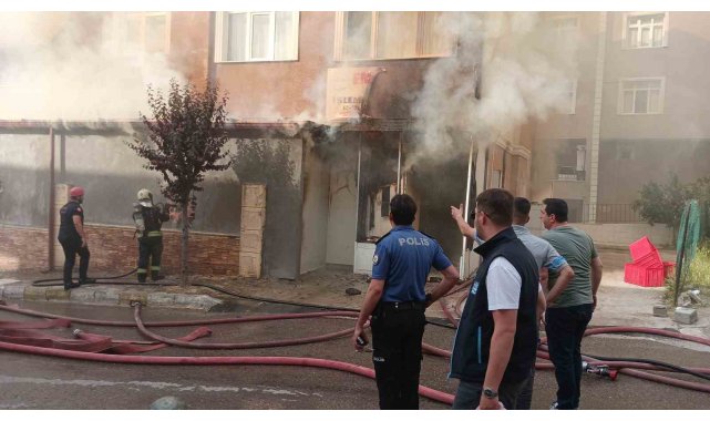 Yumurta dükkanını saran alevlere iş makinesiyle müdahale