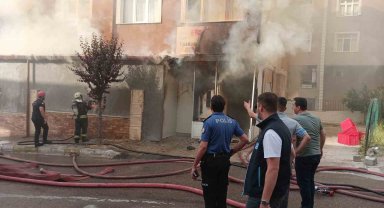 Yumurta dükkanını saran alevlere iş makinesiyle müdahale
