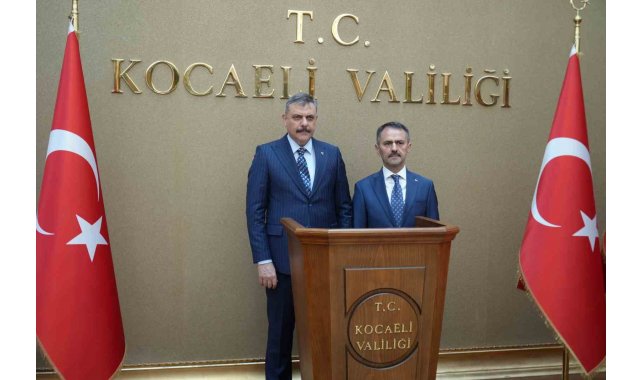 Bakan Çiftçi'den Kocaeli'de akvaryum ve kütüphane ziyareti