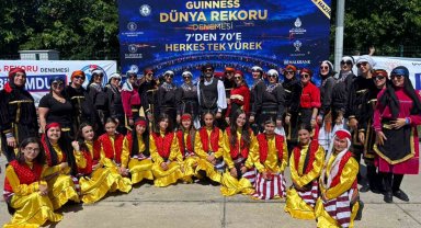 Başiskele halk oyunları ekibi, 7 bin 774 kişilik horon rekoruna ortak oldu