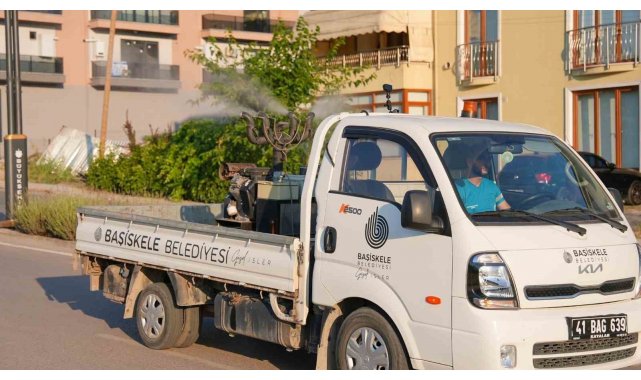 Başiskele'de sinek ve haşerelere karşı ilaçlama çalışmaları sürüyor
