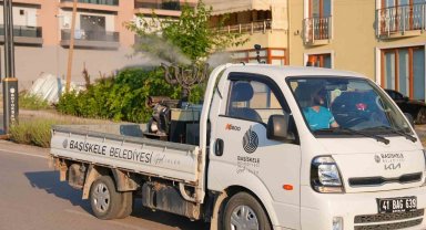Başiskele'de sinek ve haşerelere karşı ilaçlama çalışmaları sürüyor