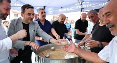 Başkan Özlü'den pazar esnafına aşure ikramı