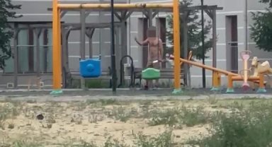 Çocuk parkında elinde bıçakla cinnet geçiren şahsı polisler ikna etti