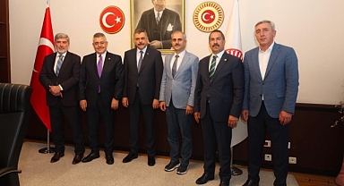 DEVLET CİDDİYETİ BÖYLE Mİ OLUR? ÇAYIROVA HEYETİNDEKİ KIYAFET DETAYI TARTIŞMA YARATTI