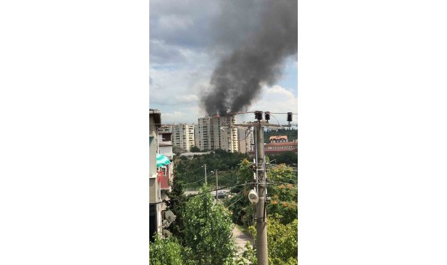 Gebze'de bina çatısı alevlere teslim oldu