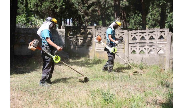 Gebze'de mezarlık ve şehitliklerde periyodik bakım çalışmaları sürüyor