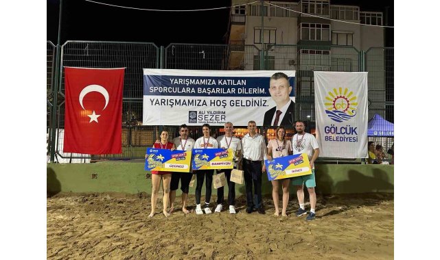 Gölcük'te 304 minik sporcunun plaj voleybolu heyecanı