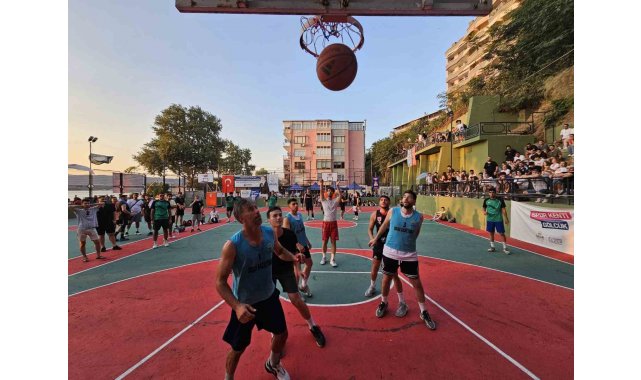 Gölcük'te potalar sokak basketbolu için kuruluyor