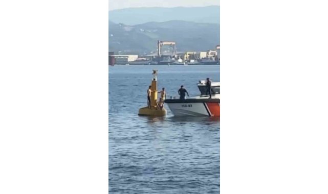 İzmit Körfezi'nde boğulmamak için deniz fenerine çıkan 3 kişiyi Sahil Güvenlik kurtardı