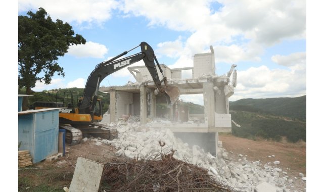 Kartepe'de tespit edilen ruhsatsız yapı yıkıldı