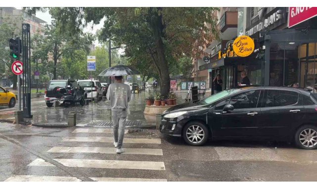 Kocaeli'de aniden bastıran sağanak hayatı olumsuz etkiledi