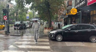 Kocaeli'de aniden bastıran sağanak hayatı olumsuz etkiledi