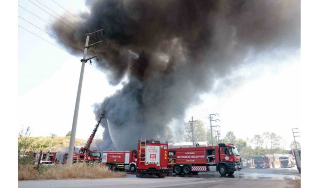 Kocaeli'de boya fabrikası alevlere teslim oldu