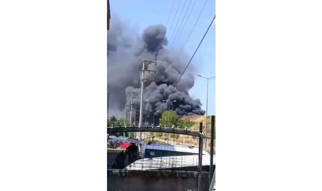 Kocaeli'de iş yerinde çıkan yangına müdahale ediliyor