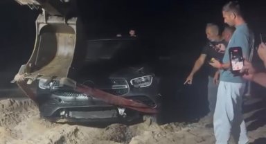 Kocaeli'de kontrolden çıkan otomobil denize uçtu