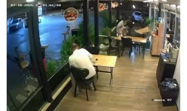 Motosiklet lokantada oturan müşteriye çarptı