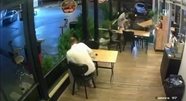 Motosiklet lokantada oturan müşteriye çarptı