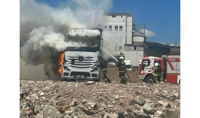 Park halindeki çekici alevlere teslim oldu