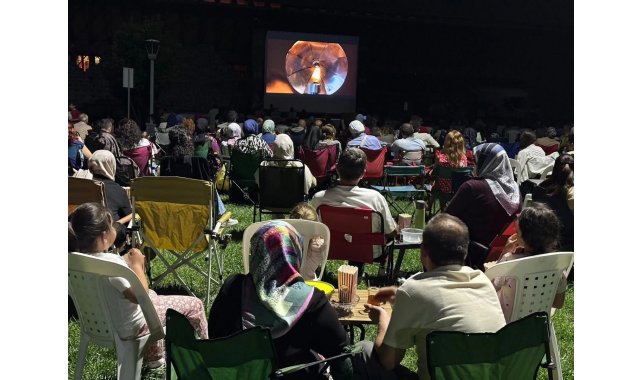 Sandalyeyi kapan açık hava sinemasına koştu