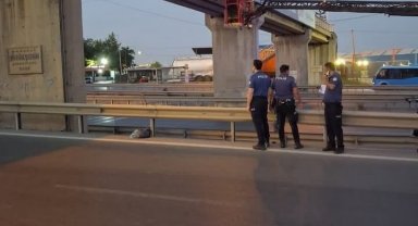 Yarı çıplak şahıs üst geçitte asılı bulundu