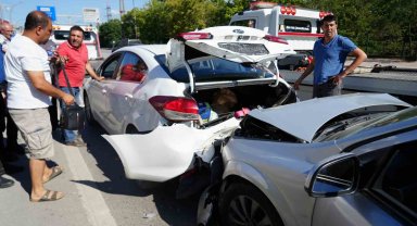 Yavaşlayan trafik zincirlemeye kazaya sebep oldu: 1'i çocuk 3 yaralı